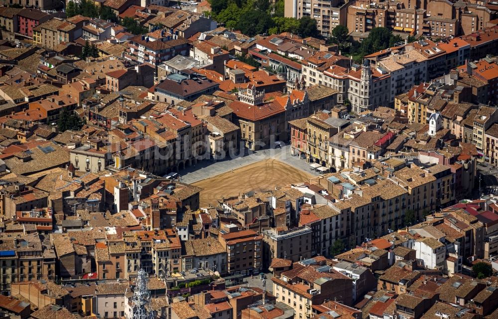 Vic aus der Vogelperspektive: Stadtzentrum der Innenstadt mit historischer Altstadt mit Placa Major Marktplatz in Vic in Spanien