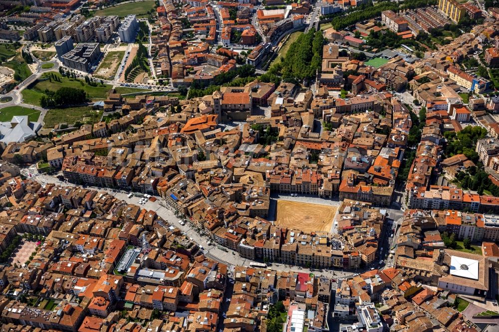 Luftbild Vic - Stadtzentrum der Innenstadt mit historischer Altstadt mit Placa Major Marktplatz in Vic in Spanien