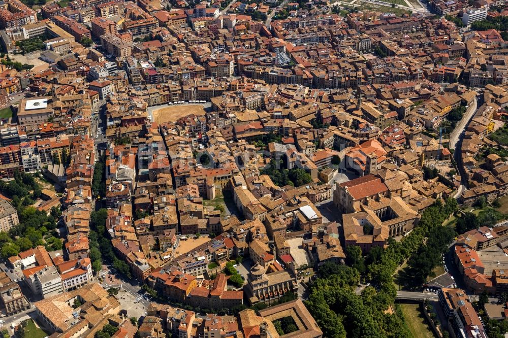 Luftaufnahme Vic - Stadtzentrum der Innenstadt mit historischer Altstadt mit Placa Major Marktplatz in Vic in Spanien