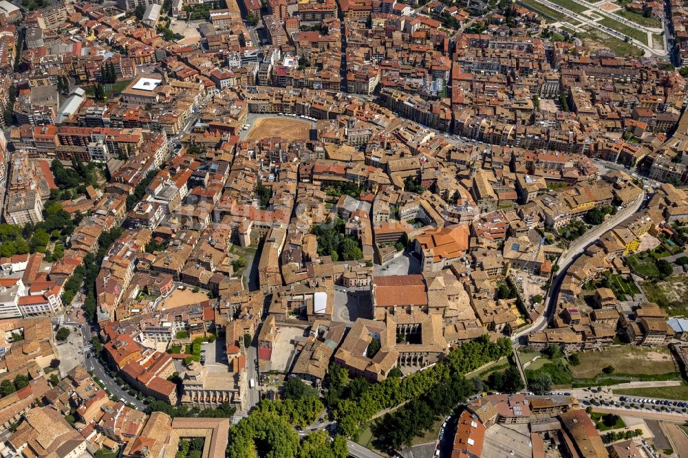 Vic von oben - Stadtzentrum der Innenstadt mit historischer Altstadt mit Placa Major Marktplatz in Vic in Spanien