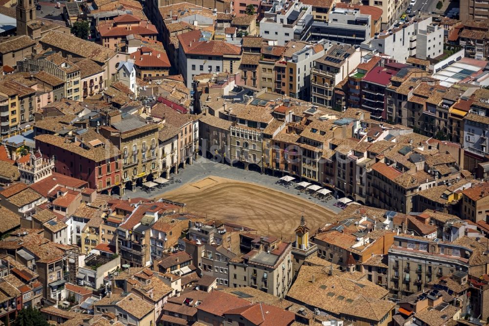 Luftaufnahme Vic - Stadtzentrum der Innenstadt mit historischer Altstadt mit Placa Major Marktplatz in Vic in Spanien