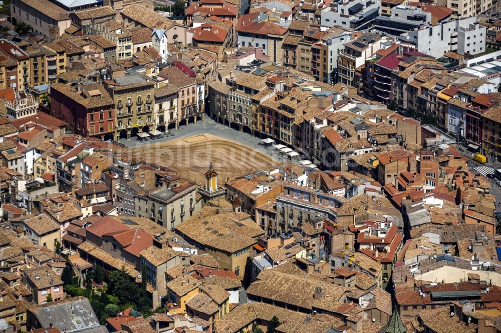 Luftbild Vic - Stadtzentrum der Innenstadt mit historischer Altstadt mit Placa Major Marktplatz in Vic in Spanien