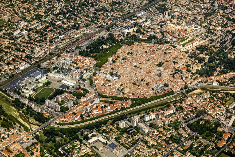 Montélimar aus der Vogelperspektive: Stadtzentrum und Innenstadt in Montelimar in Frankreich