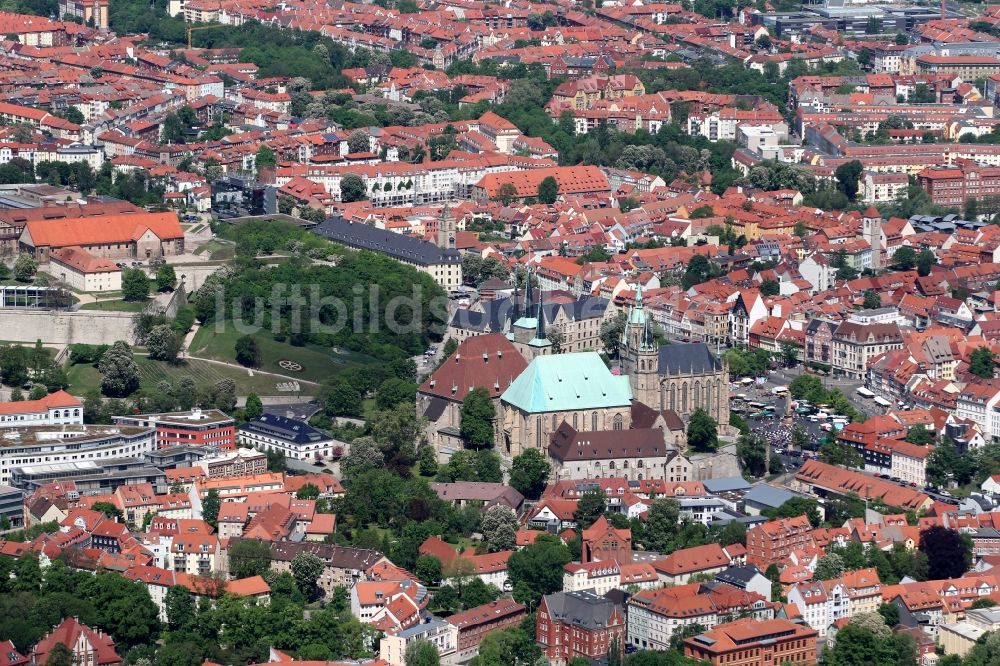 Luftaufnahme Erfurt - Stadtzentrum der Innenstadt mit der Zitadelle Petersberg mit dem Kirchenensemble von Mariendom und Severikirche in Erfurt in Thüringen