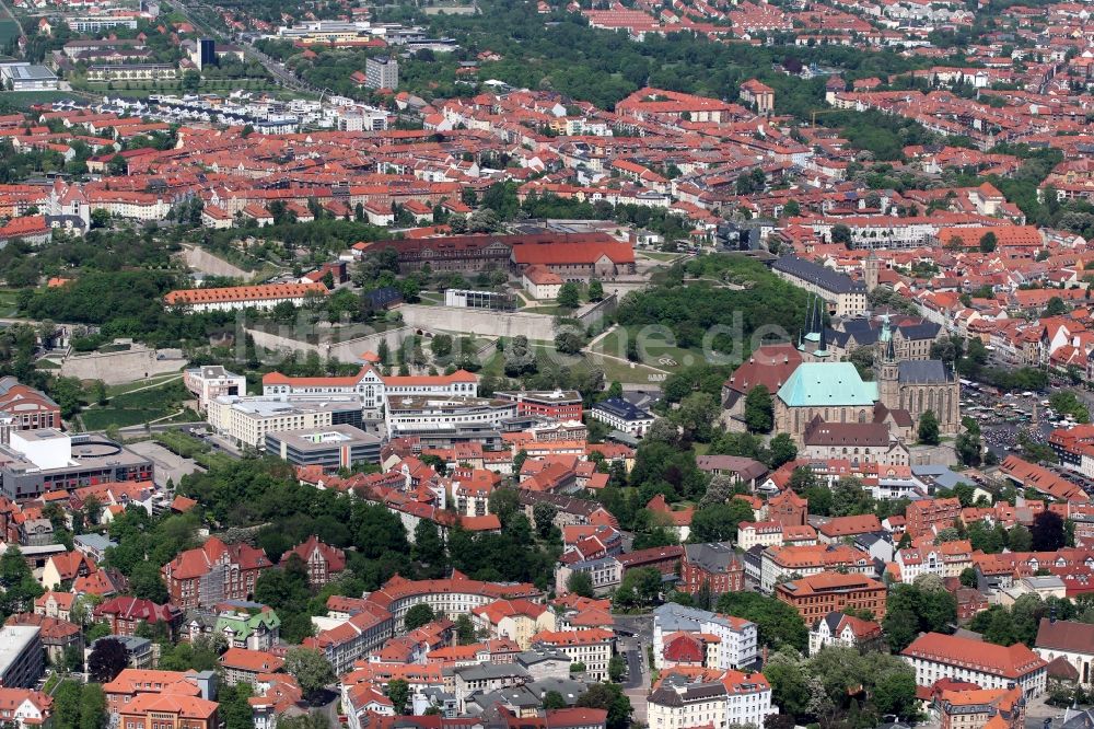 Erfurt von oben - Stadtzentrum der Innenstadt mit der Zitadelle Petersberg mit dem Kirchenensemble von Mariendom und Severikirche in Erfurt in Thüringen