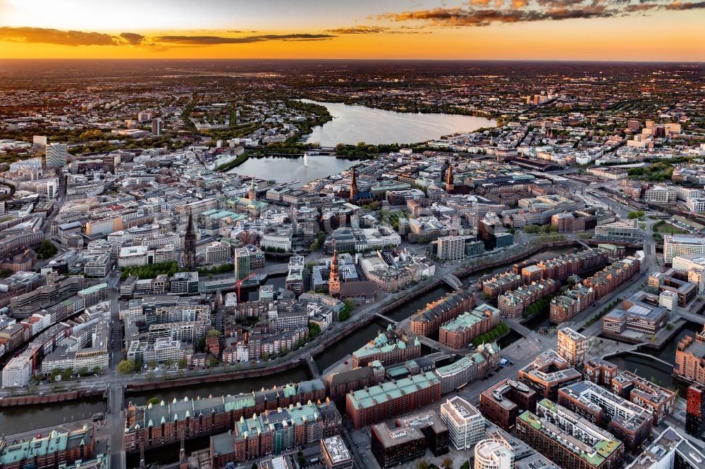 Luftaufnahme Hamburg - Stadtzentrum im Innenstadtbereich der Altstadt entlang des Zollkanal in Hamburg, Deutschland