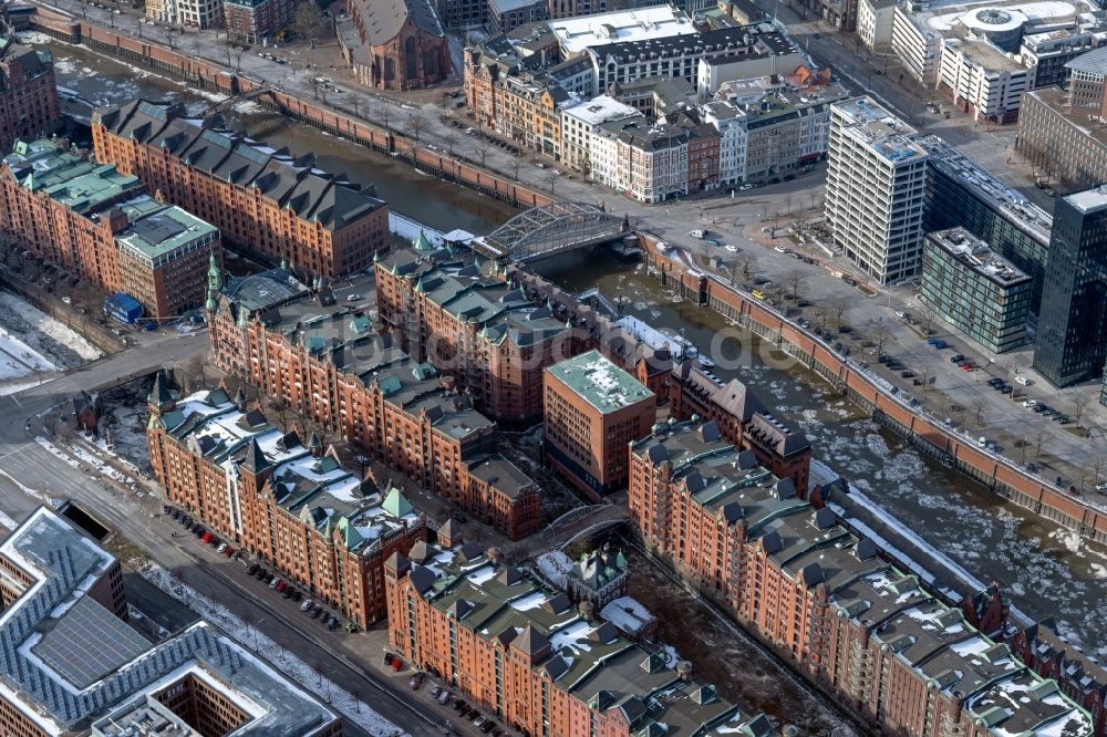 Hamburg von oben - Stadtzentrum im Innenstadtbereich der Altstadt entlang des Zollkanal in Hamburg, Deutschland