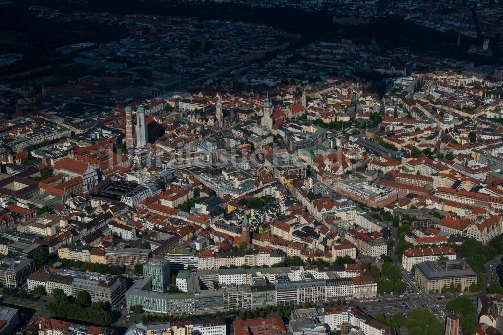 München aus der Vogelperspektive: Stadtzentrum im Innenstadtbereich der Altstadt in München im Bundesland Bayern