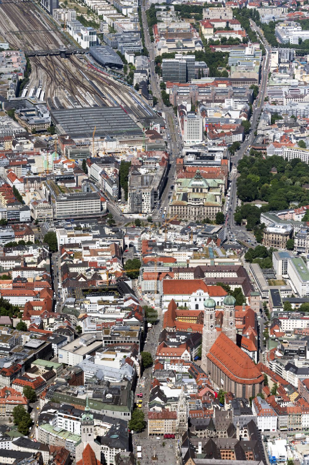 München aus der Vogelperspektive: Stadtzentrum im Innenstadtbereich der Altstadt in München im Bundesland Bayern, Deutschland