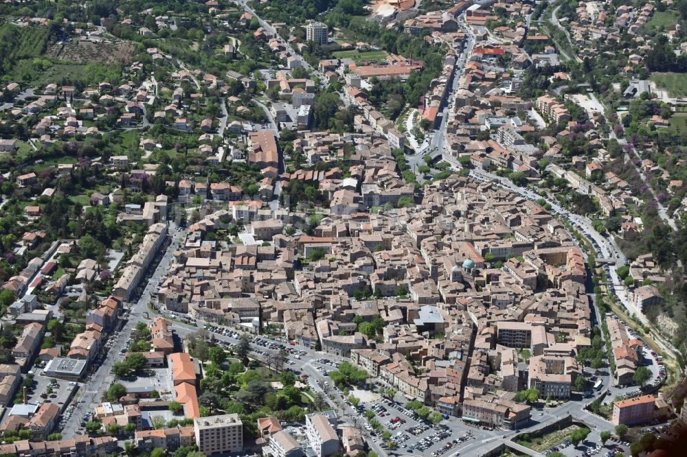 Apt von oben - Stadtzentrum im Innenstadtbereich in Apt in Provence-Alpes-Cote d'Azur, Frankreich