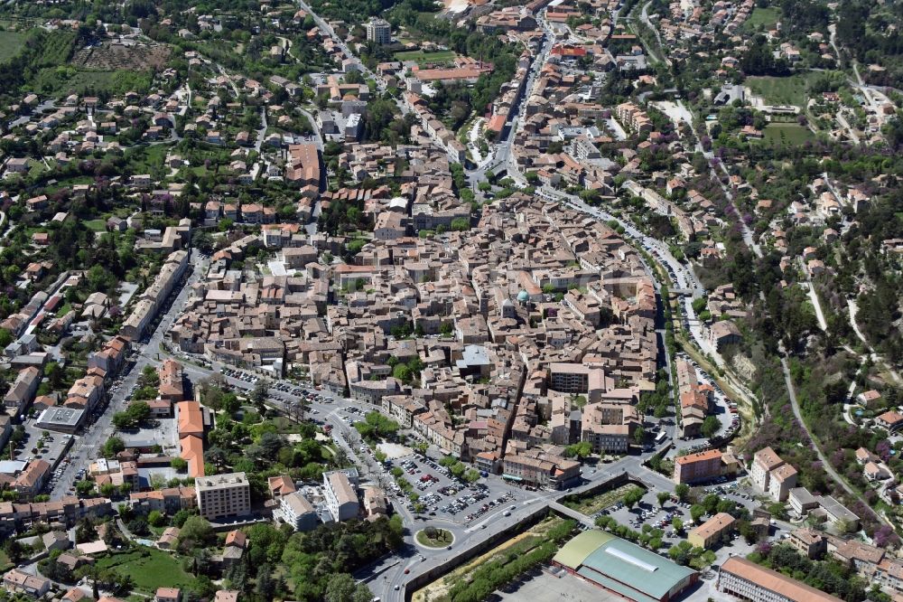 Apt aus der Vogelperspektive: Stadtzentrum im Innenstadtbereich in Apt in Provence-Alpes-Cote d'Azur, Frankreich