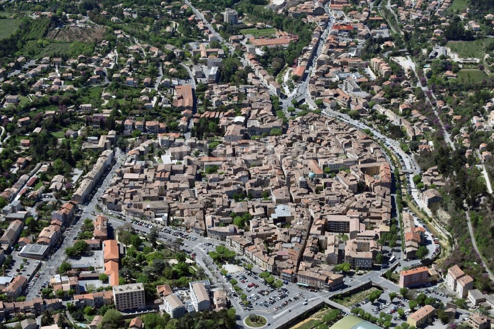 Luftbild Apt - Stadtzentrum im Innenstadtbereich in Apt in Provence-Alpes-Cote d'Azur, Frankreich