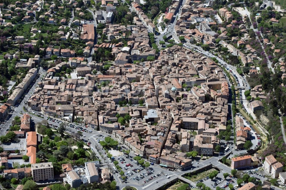 Luftaufnahme Apt - Stadtzentrum im Innenstadtbereich in Apt in Provence-Alpes-Cote d'Azur, Frankreich