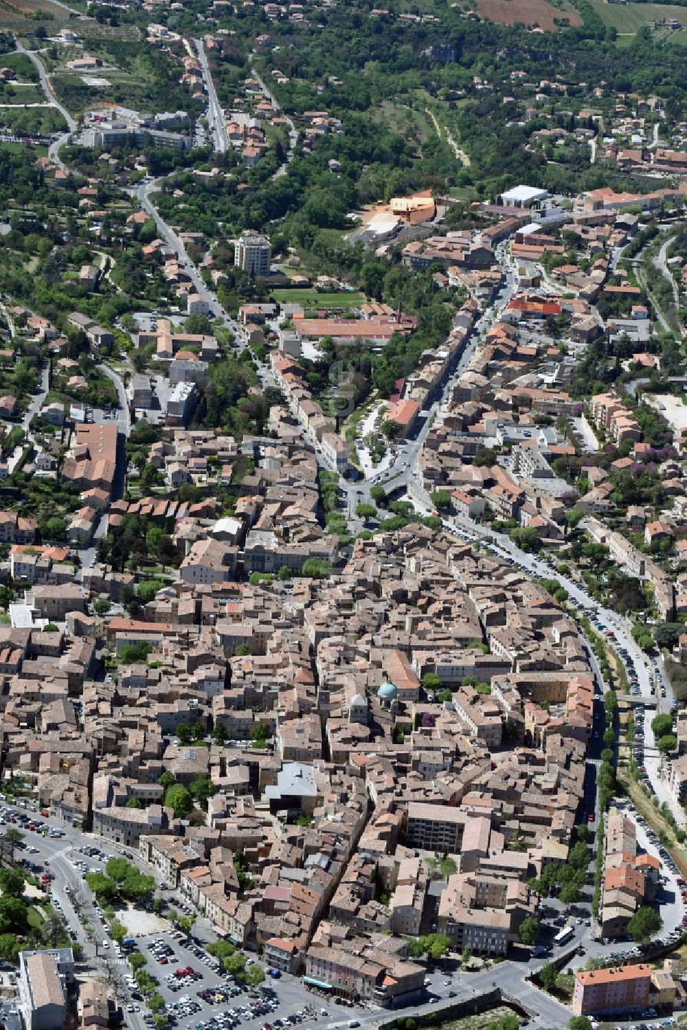 Apt von oben - Stadtzentrum im Innenstadtbereich in Apt in Provence-Alpes-Cote d'Azur, Frankreich