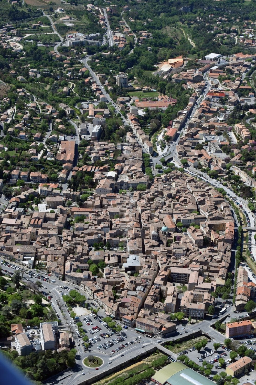 Apt aus der Vogelperspektive: Stadtzentrum im Innenstadtbereich in Apt in Provence-Alpes-Cote d'Azur, Frankreich