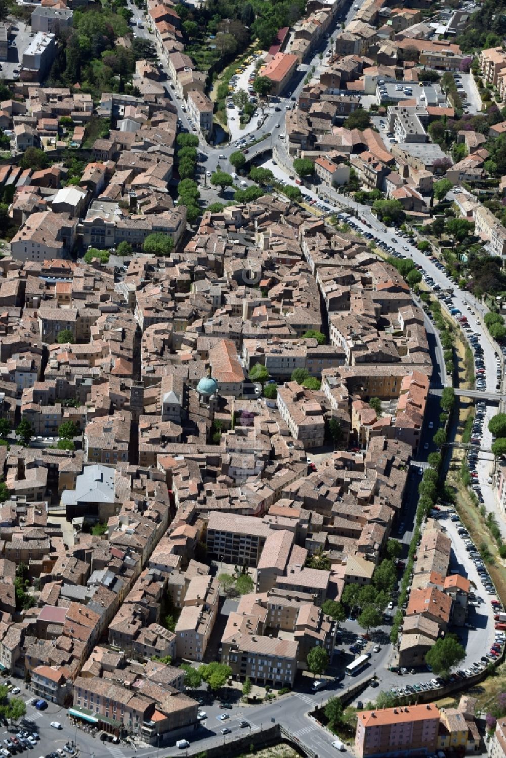 Luftaufnahme Apt - Stadtzentrum im Innenstadtbereich in Apt in Provence-Alpes-Cote d'Azur, Frankreich