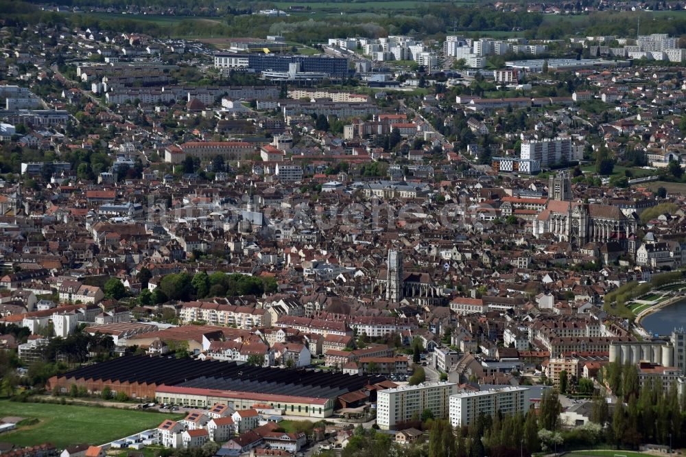 Auxerre aus der Vogelperspektive: Stadtzentrum im Innenstadtbereich in Auxerre in Bourgogne Franche-Comté, Frankreich