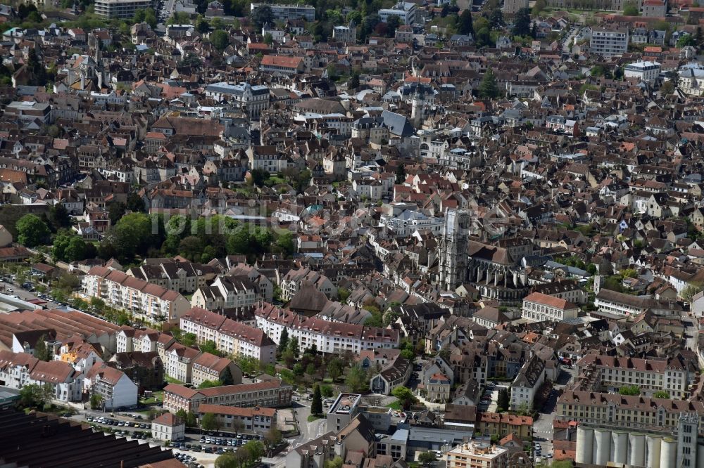 Luftbild Auxerre - Stadtzentrum im Innenstadtbereich in Auxerre in Bourgogne Franche-Comté, Frankreich