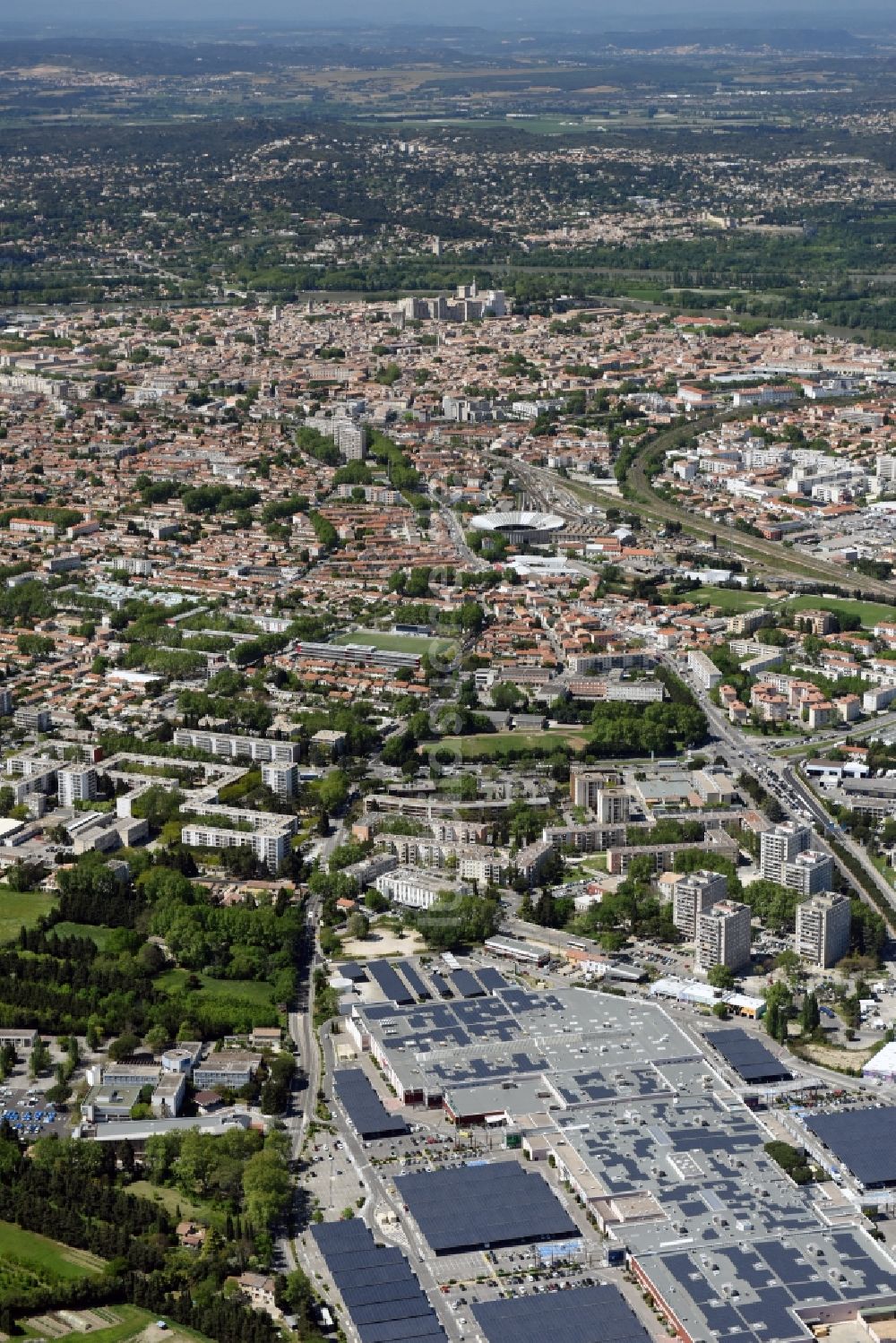 Avignon von oben - Stadtzentrum im Innenstadtbereich in Avignon in Provence-Alpes-Cote d'Azur, Frankreich