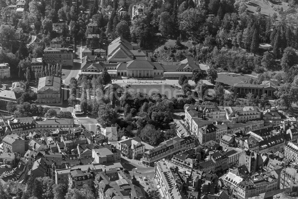 Luftaufnahme Baden-Baden - Stadtzentrum im Innenstadtbereich in Baden-Baden im Bundesland Baden-Württemberg, Deutschland