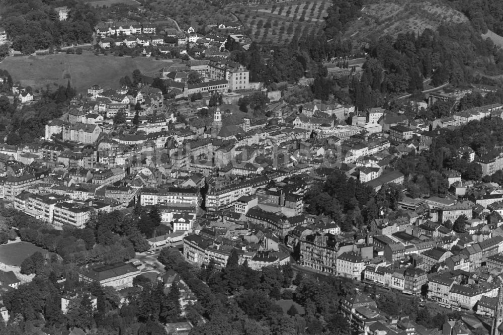 Baden-Baden aus der Vogelperspektive: Stadtzentrum im Innenstadtbereich in Baden-Baden im Bundesland Baden-Württemberg, Deutschland