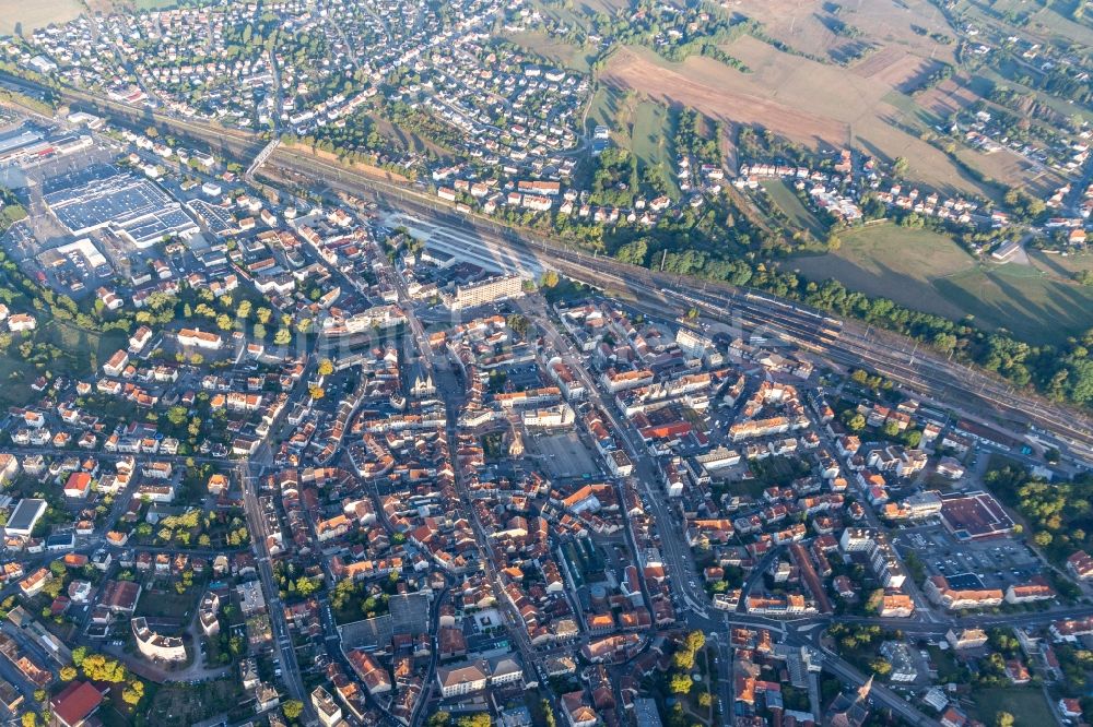 Luftbild Sarrebourg - Stadtzentrum im Innenstadtbereich mit Bahnhof in Sarrebourg in Grand Est, Frankreich