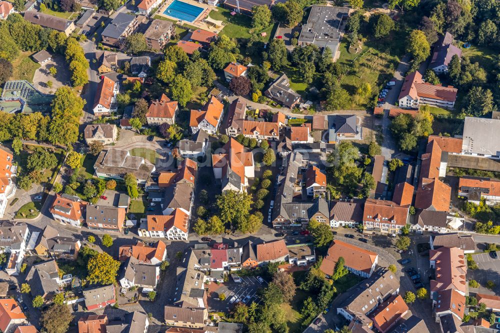 Berghausen von oben - Stadtzentrum im Innenstadtbereich in Berghausen im Bundesland Nordrhein-Westfalen, Deutschland