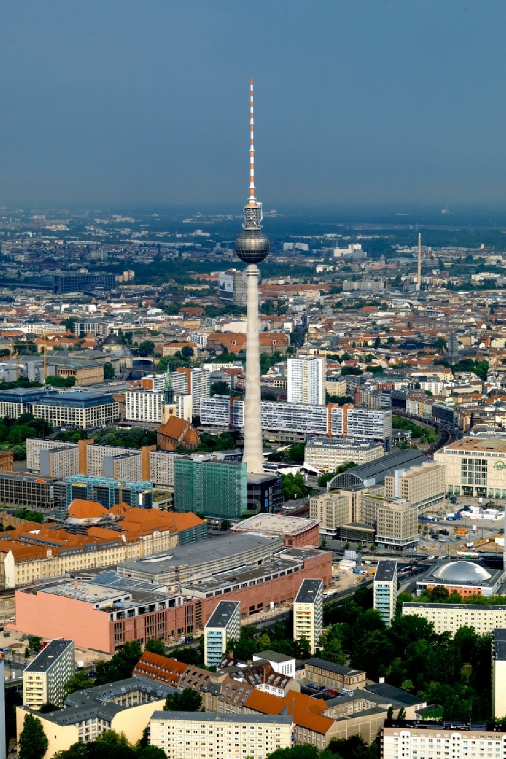 Luftbild Berlin - Stadtzentrum im Innenstadtbereich am Berliner Fernsehturm am Alexanderplatz in Berlin