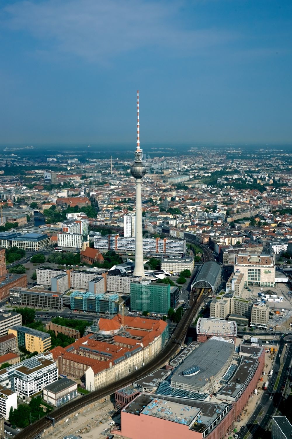 Luftaufnahme Berlin - Stadtzentrum im Innenstadtbereich am Berliner Fernsehturm am Alexanderplatz in Berlin