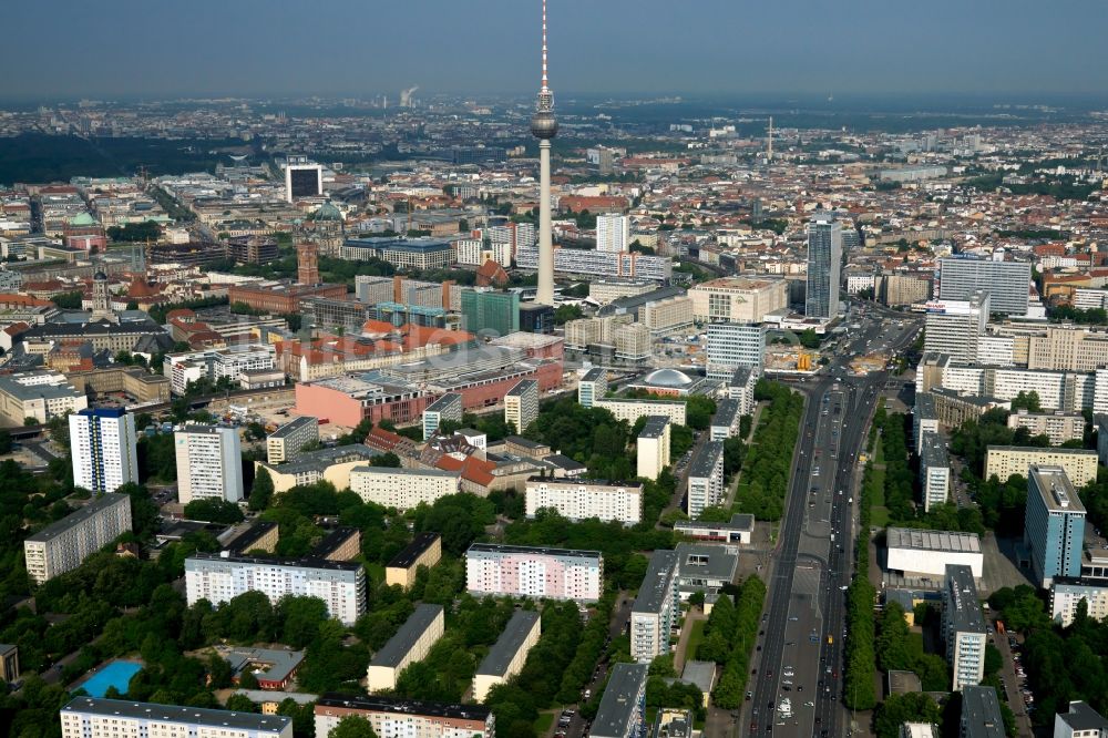 Luftaufnahme Berlin - Stadtzentrum im Innenstadtbereich am Berliner Fernsehturm am Alexanderplatz in Berlin