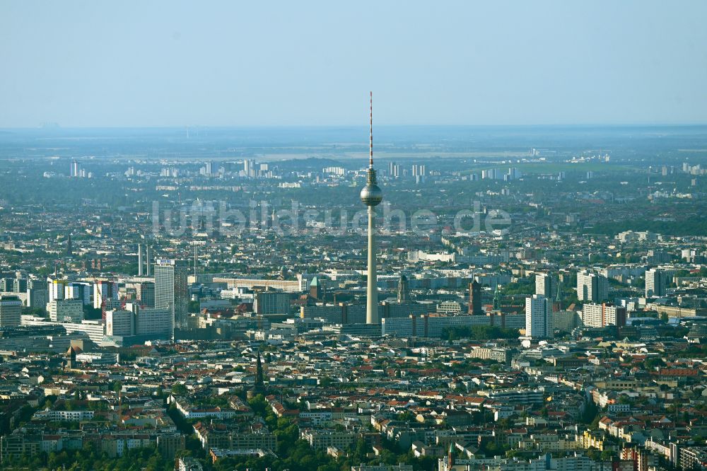 Luftbild Berlin - Stadtzentrum im Innenstadtbereich am Berliner Fernsehturm - Alexanderplatz in Berlin, Deutschland