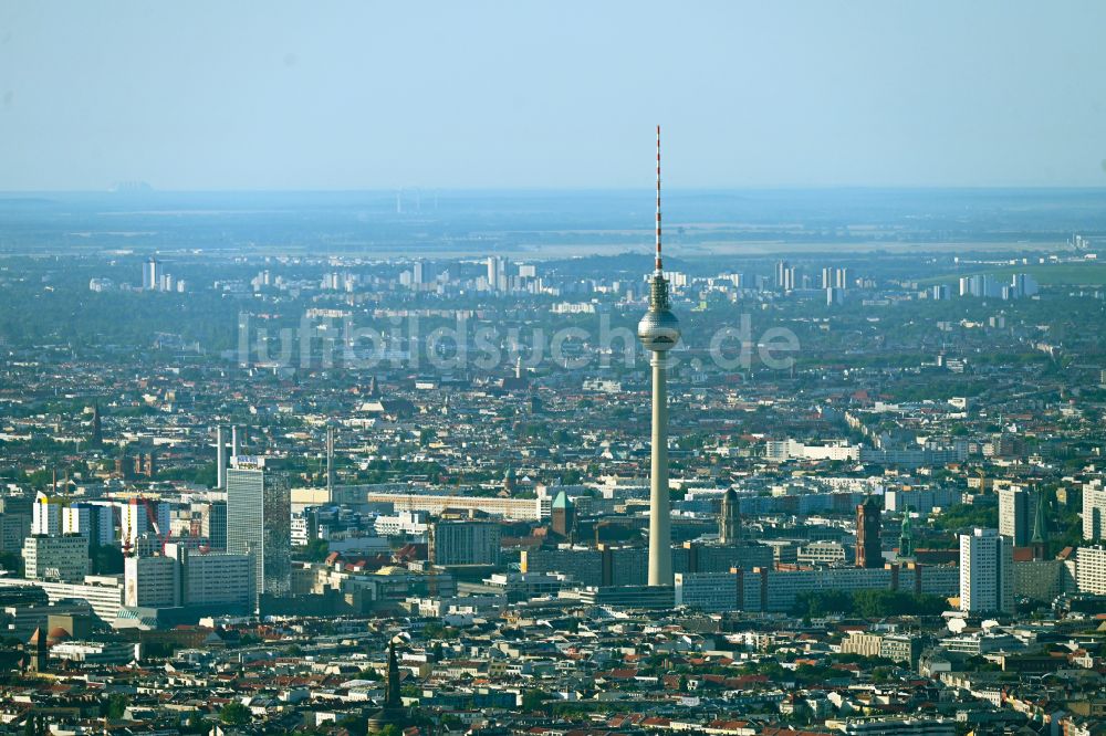 Luftaufnahme Berlin - Stadtzentrum im Innenstadtbereich am Berliner Fernsehturm - Alexanderplatz in Berlin, Deutschland