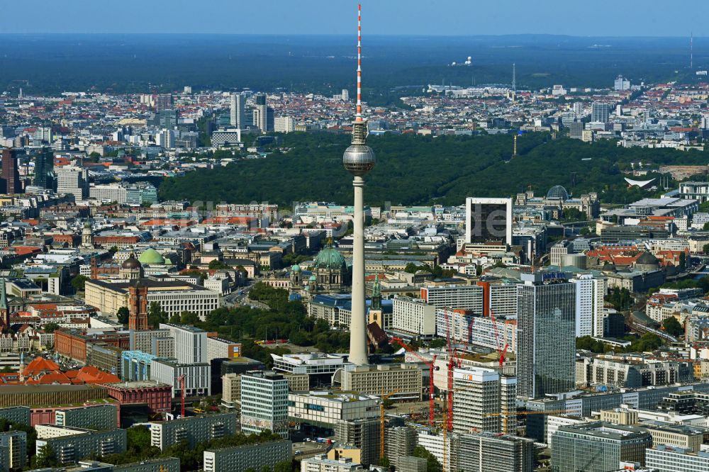 Berlin von oben - Stadtzentrum im Innenstadtbereich am Berliner Fernsehturm - Alexanderplatz im Ortsteil Mitte in Berlin, Deutschland