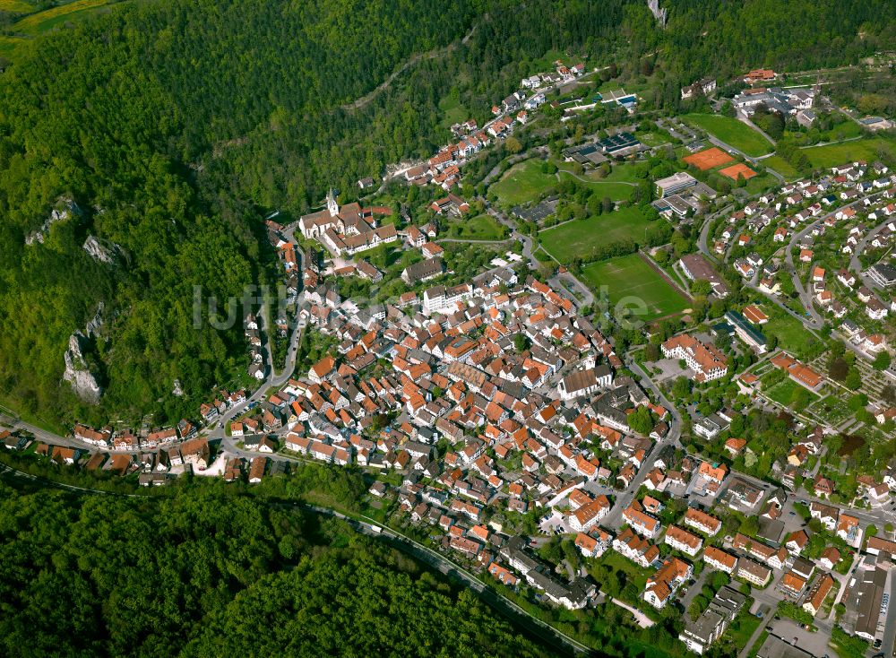 Blaubeuren aus der Vogelperspektive: Stadtzentrum im Innenstadtbereich in Blaubeuren im Bundesland Baden-Württemberg, Deutschland