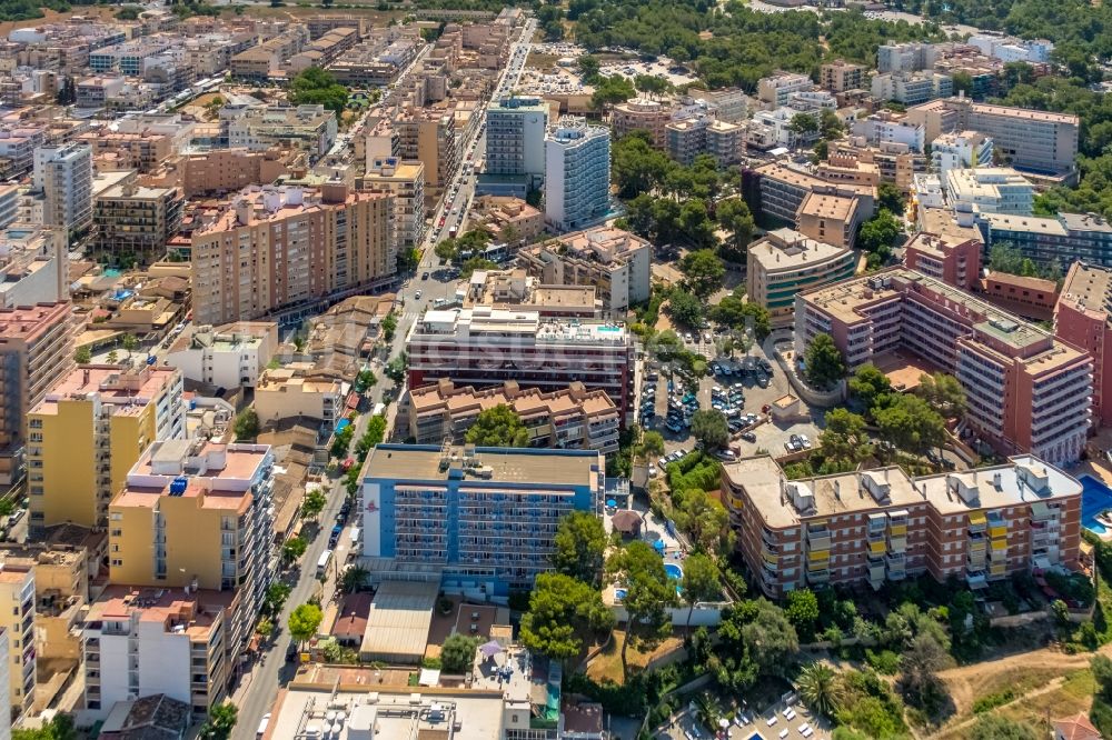 Llucmajor von oben - Stadtzentrum im Innenstadtbereich mit Blick auf Hotelanlagen an der Carrer Sant Bartomeu in El Arenal in Balearische Insel Mallorca, Spanien