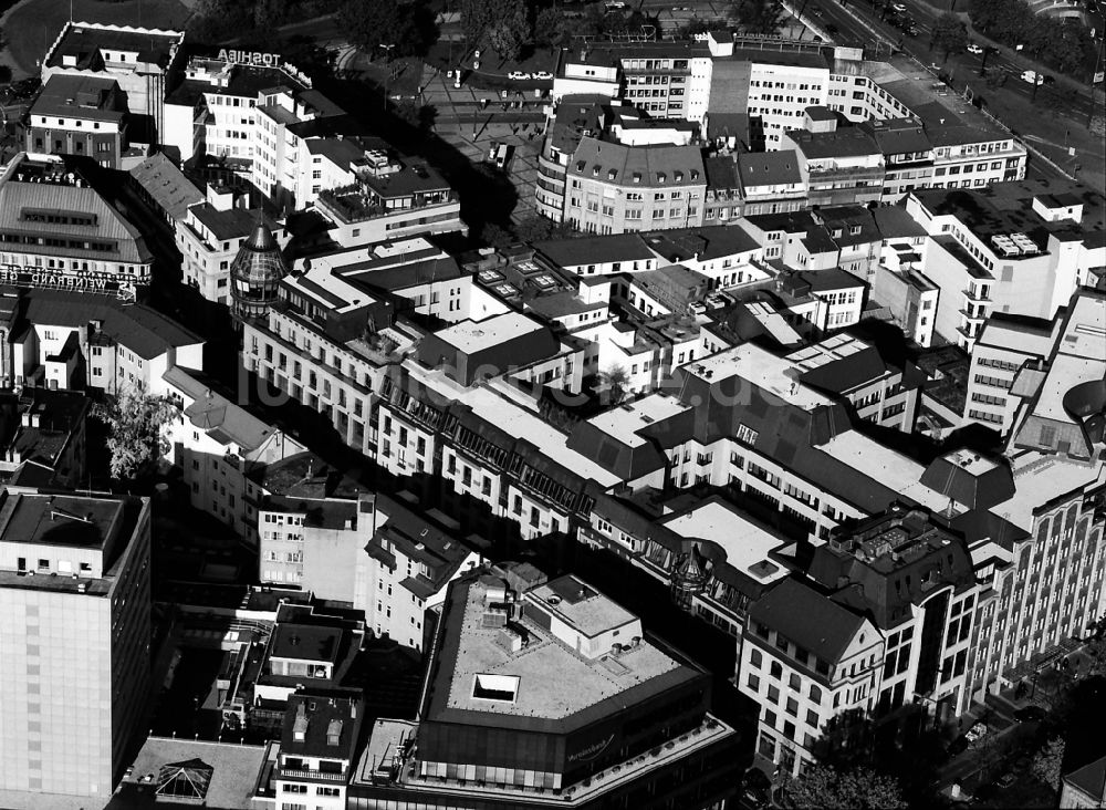 Düsseldorf von oben - Stadtzentrum im Innenstadtbereich Blumenstraße - Martin-Luther-Platz in Düsseldorf im Bundesland Nordrhein-Westfalen, Deutschland