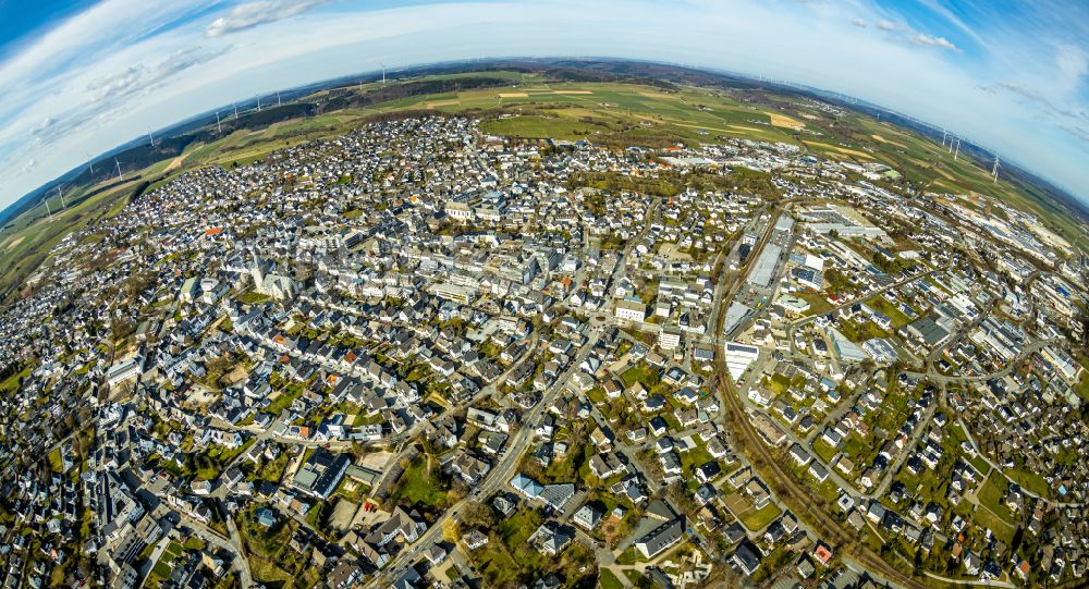 Brilon aus der Vogelperspektive: Stadtzentrum im Innenstadtbereich in Brilon im Bundesland Nordrhein-Westfalen, Deutschland