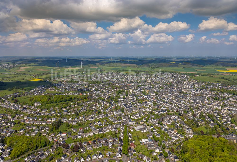 Brilon aus der Vogelperspektive: Stadtzentrum im Innenstadtbereich in Brilon im Bundesland Nordrhein-Westfalen, Deutschland