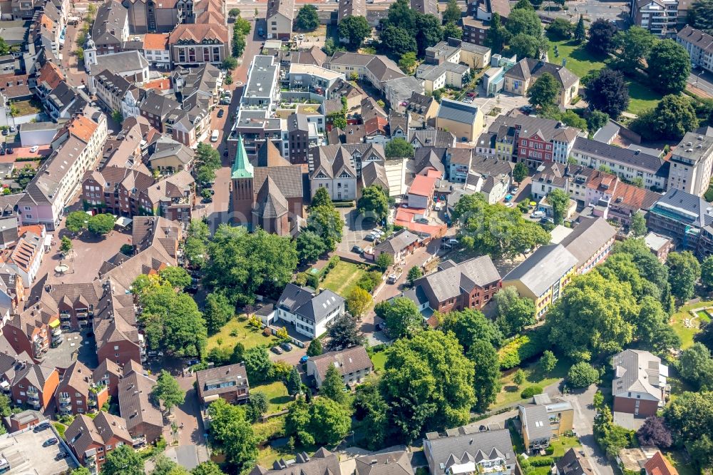 Dinslaken aus der Vogelperspektive: Stadtzentrum im Innenstadtbereich in Dinslaken im Bundesland Nordrhein-Westfalen - NRW, Deutschland