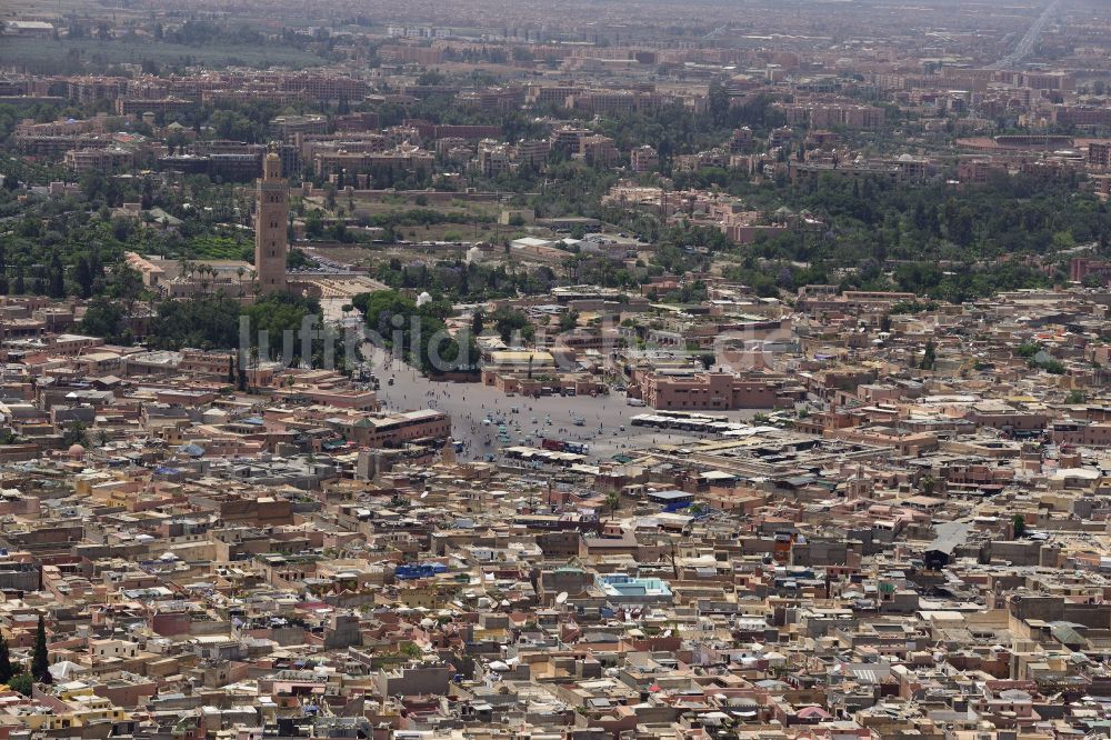 Marrakesh von oben - Stadtzentrum im Innenstadtbereich Djemaa el Fna in Marrakesh in Marrakesh-Safi, Marokko