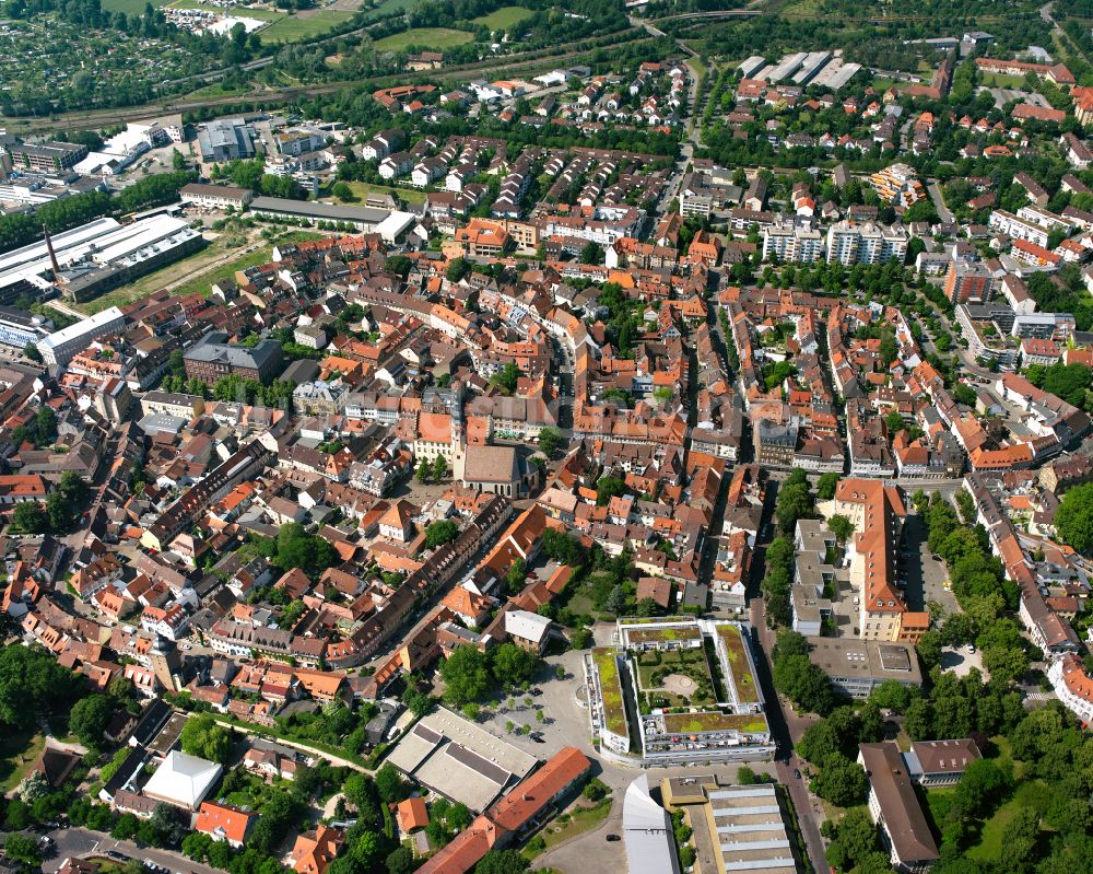 Durlach aus der Vogelperspektive: Stadtzentrum im Innenstadtbereich in Durlach im Bundesland Baden-Württemberg, Deutschland