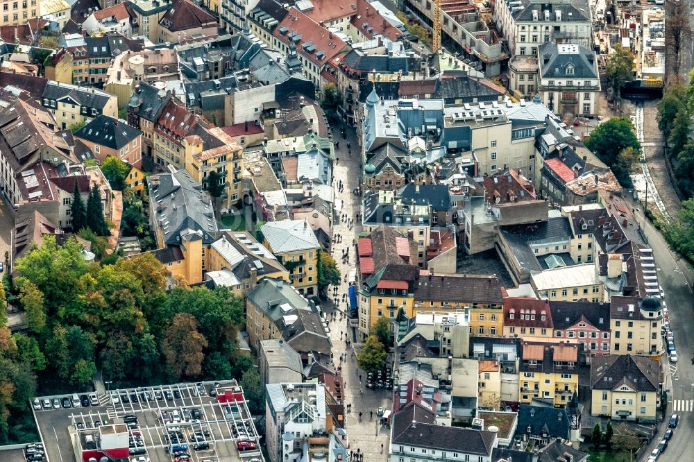 Luftaufnahme Baden-Baden - Stadtzentrum im Innenstadtbereich mit Einkaufstraßen in Baden-Baden im Bundesland Baden-Württemberg, Deutschland