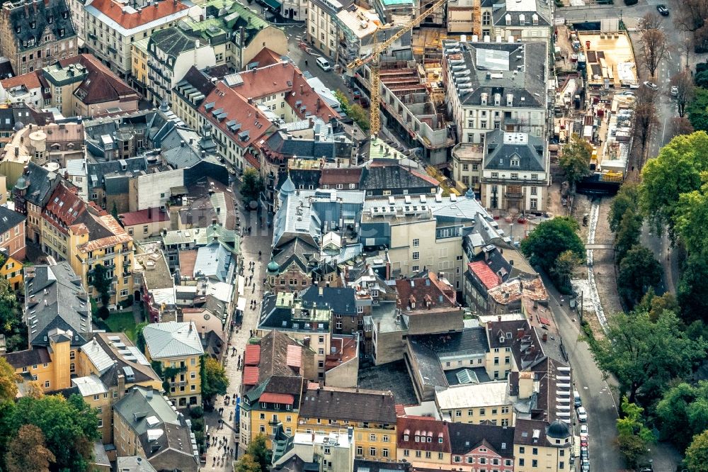 Luftaufnahme Baden-Baden - Stadtzentrum im Innenstadtbereich mit Einkaufstraßen in Baden-Baden im Bundesland Baden-Württemberg, Deutschland