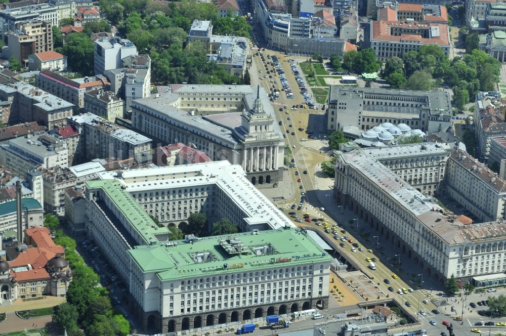 Sofia von oben - Stadtzentrum im Innenstadtbereich am Einkaufszentrum TZUM in Sofia in Bulgarien