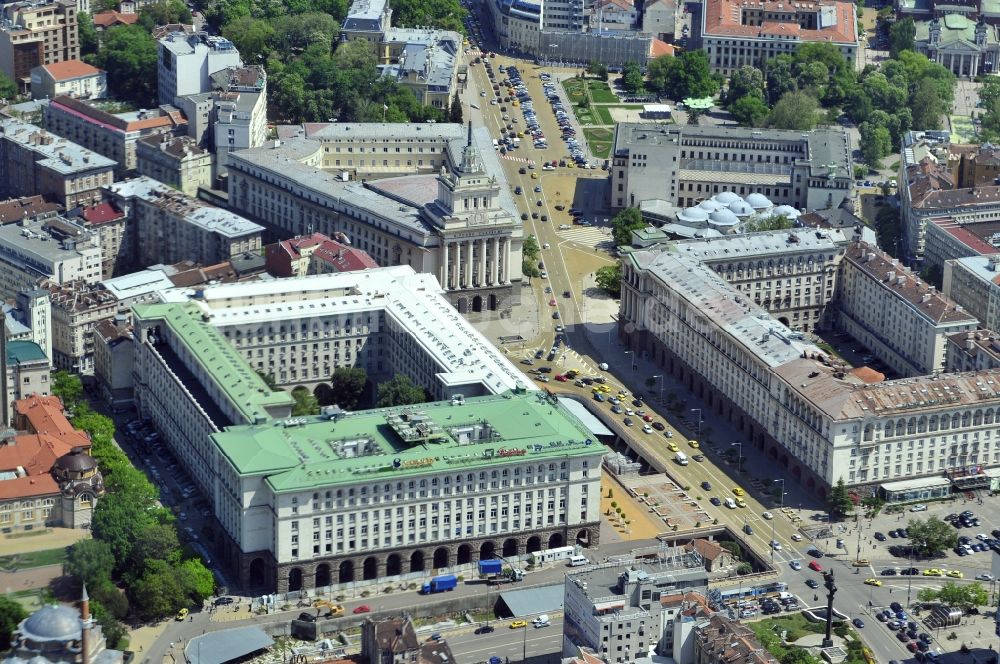 Sofia aus der Vogelperspektive: Stadtzentrum im Innenstadtbereich am Einkaufszentrum TZUM in Sofia in Bulgarien