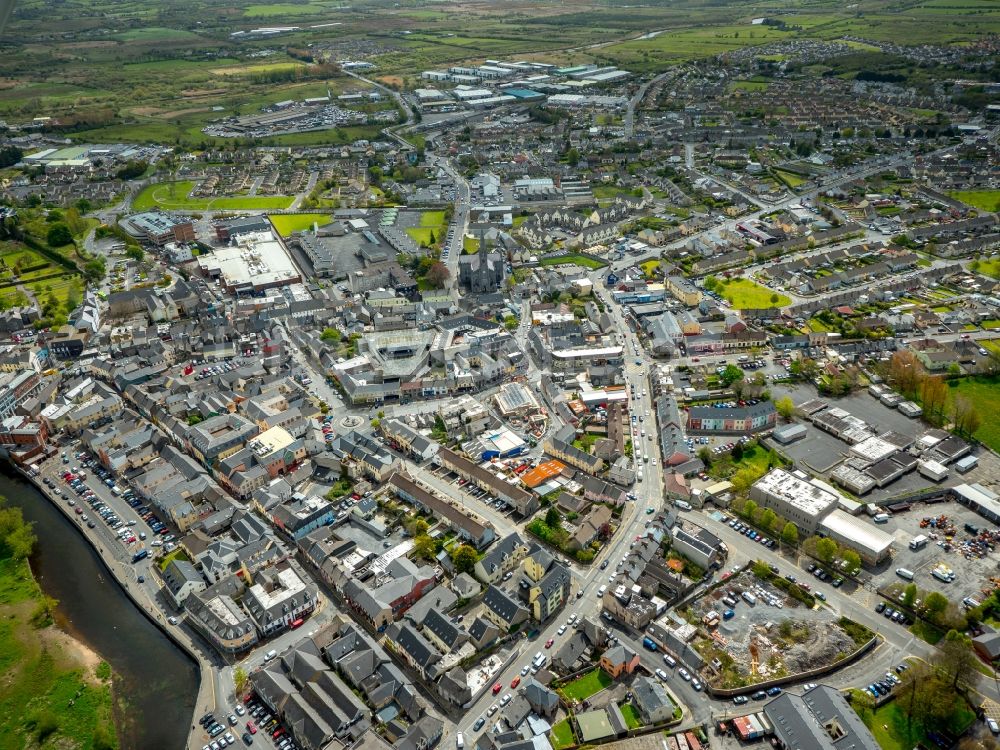 Ennis aus der Vogelperspektive: Stadtzentrum im Innenstadtbereich in Ennis in Clare, Irland