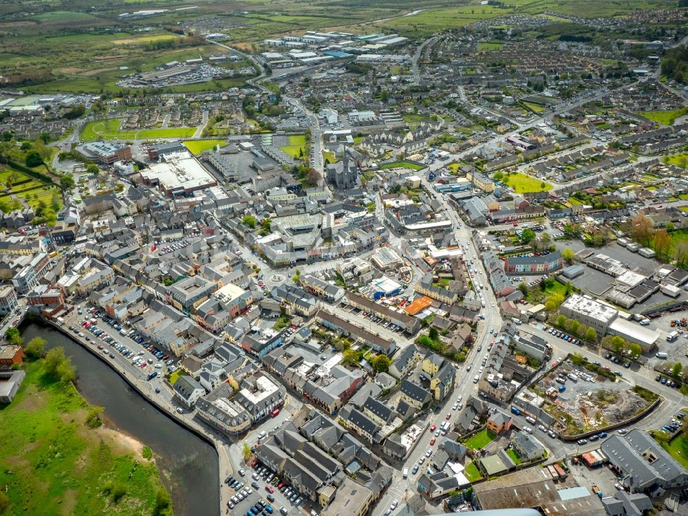 Luftbild Ennis - Stadtzentrum im Innenstadtbereich in Ennis in Clare, Irland