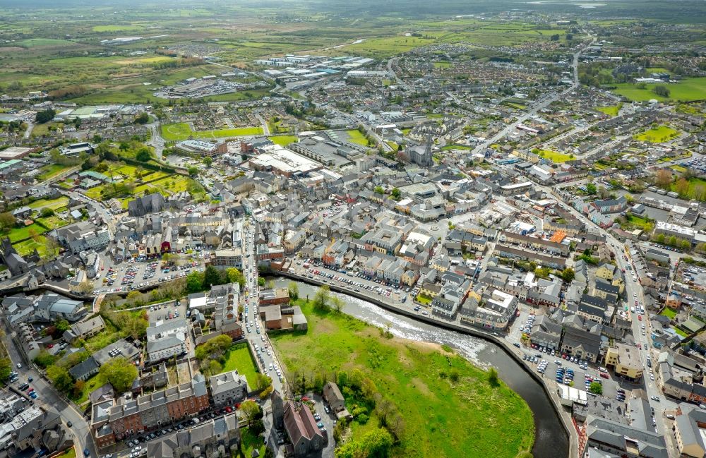 Luftaufnahme Ennis - Stadtzentrum im Innenstadtbereich in Ennis in Clare, Irland