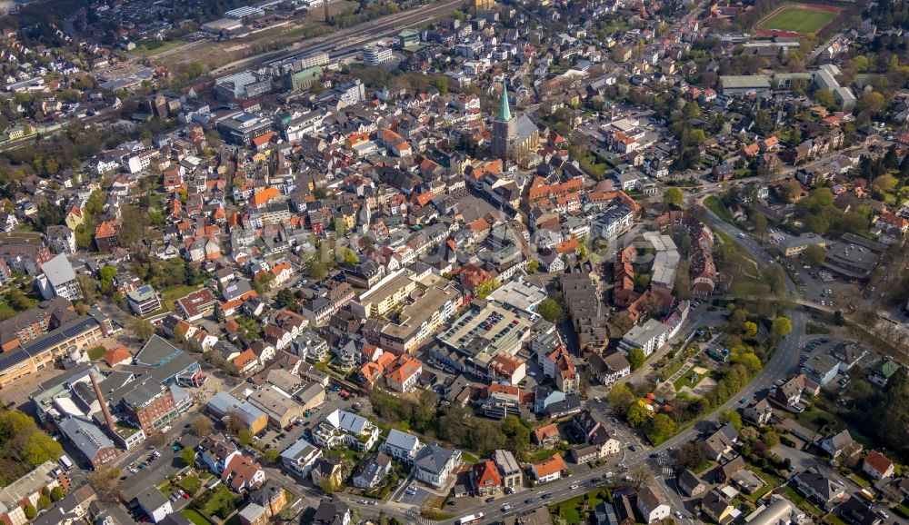 Unna von oben - Stadtzentrum im Innenstadtbereich entlang der Hertingerstraße - Bahnhofstraße in Unna im Bundesland Nordrhein-Westfalen, Deutschland