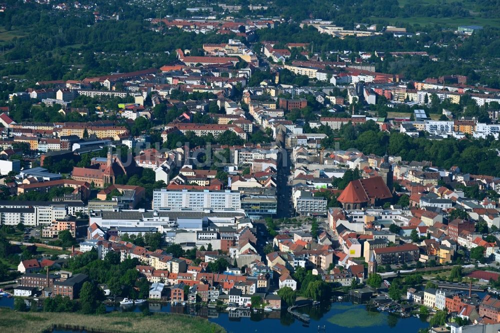 Luftaufnahme Brandenburg an der Havel - Stadtzentrum im Innenstadtbereich entlang der Steinstraße in Brandenburg an der Havel im Bundesland Brandenburg, Deutschland